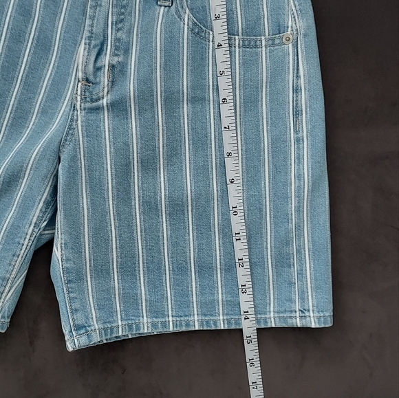 Gap, misses, size 0/25, light blue denim shorts with white stripes - Picture 4 of 7